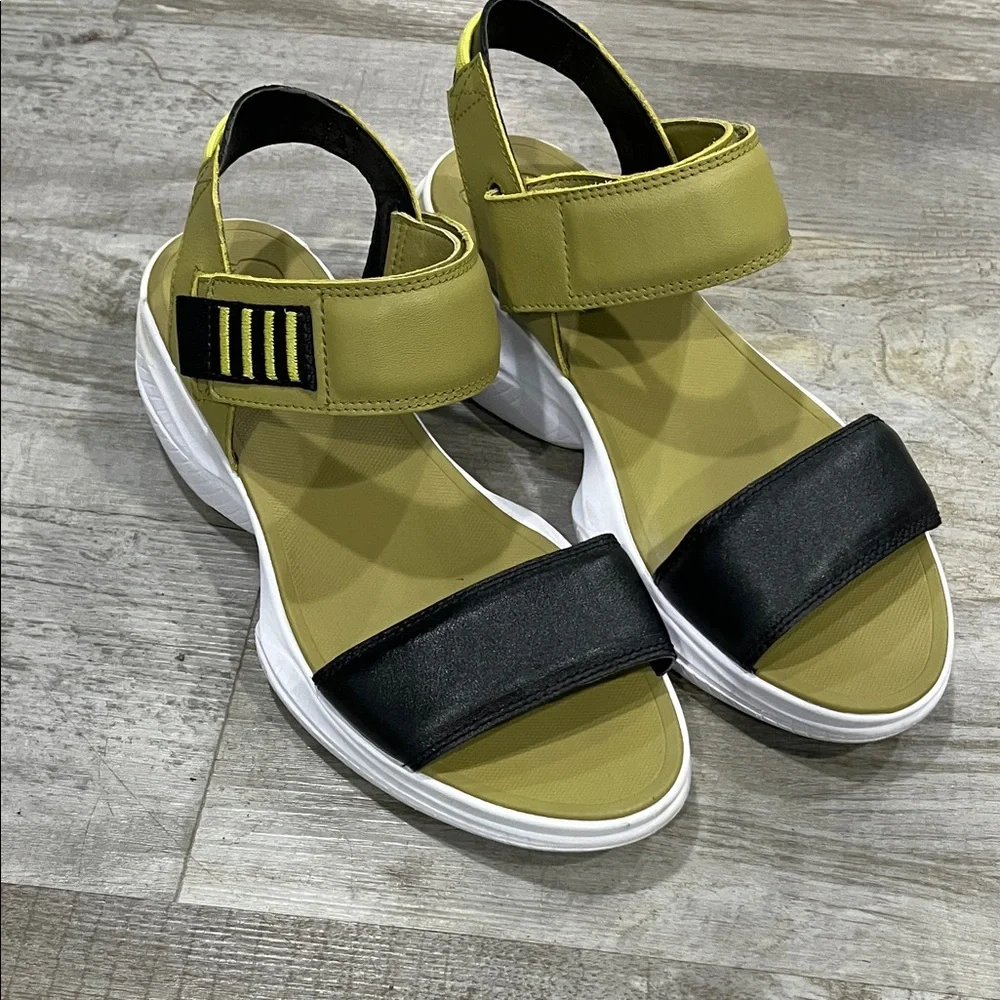 Sorel blitz‎ sandals 9.5 Stylish Black and Tan Women's Sandals